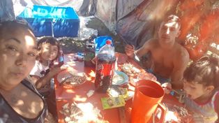 El autor del femicidio con su pareja y las dos nenas, de 3 y 9 años. La tragedia se desencadenó cuando ella lo echó.