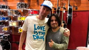 Chris Martin, el cantante de Coldplay, sorprendió a los empleados de una casa de música: los invitó a tocar y compró una guitarra.&nbsp;