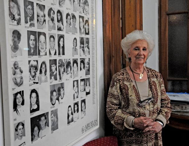 Estela de Carlotto en la sede de Abuelas.  Elige posar junto a la foto de los nietos y nietas recuperados