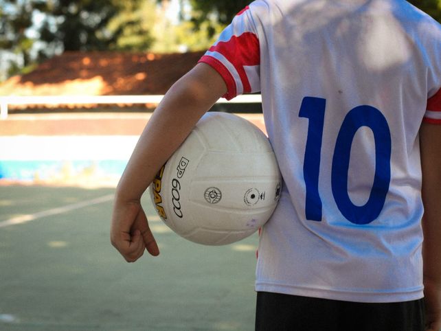 En todos lo clubes deben instalarse cardiodesfibriladores que puedan ayudar a reanimar a una persona que tiene un paro cardíaco
