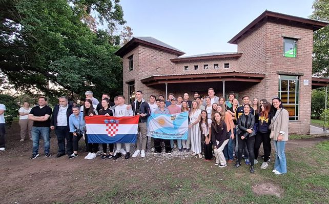 Estudiantes y docentes del Centro Agrotécnico Regional de Venado Tuerto junto a la delegación del Liceo Agrícola Srdnja skola ‘Braca Radi’ de Croacia