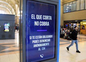 Carteles y mensajes intimidatorios por altoparlante: El que corta no cobra