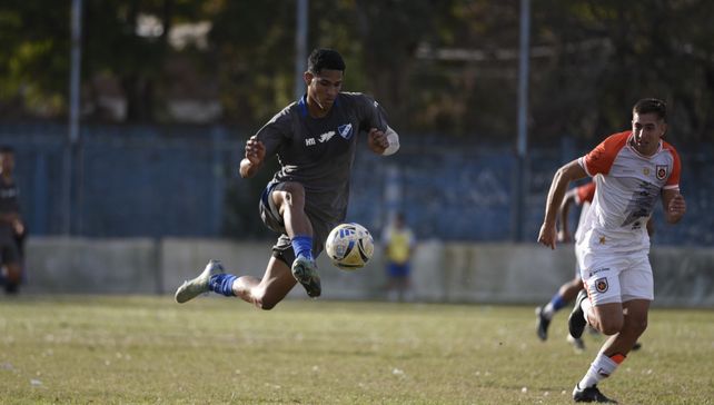 Argentino salvó el punto. Dago Sánchez inicia el ataque de Argentino ante la mirada del jugador de Estrella del Sur. Argentino logró empatar en el final.