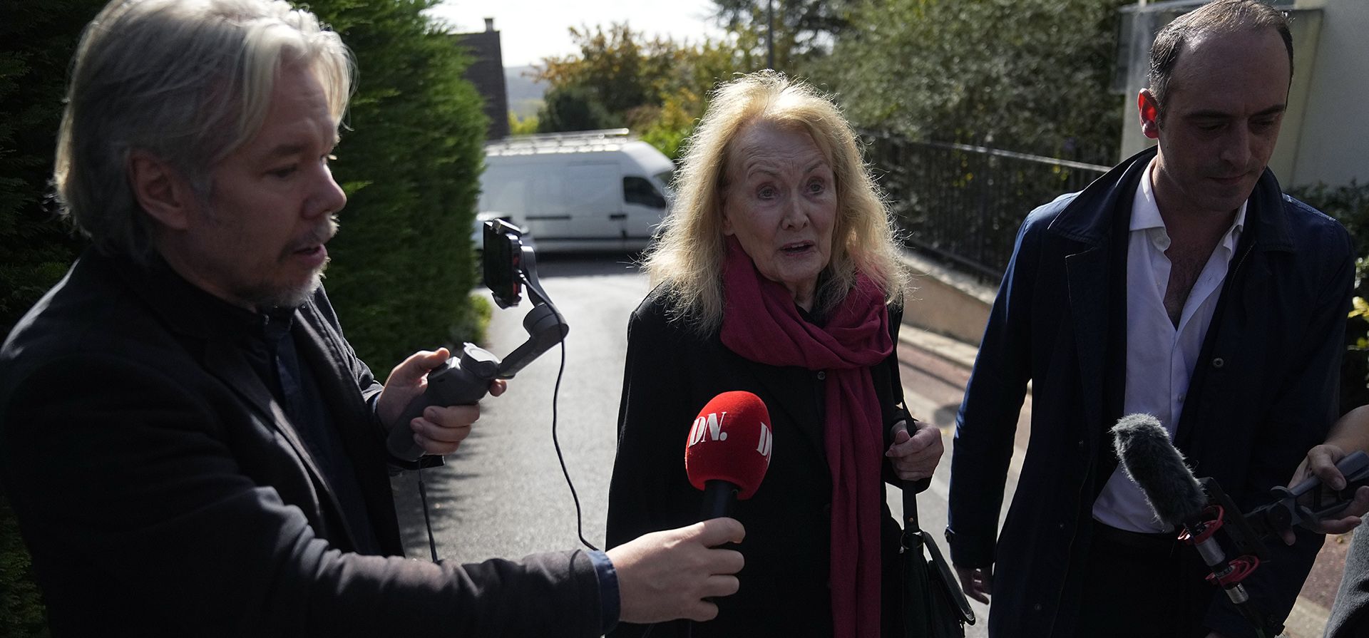 La autora francesa Annie Ernaux se dirige a los medios frente a su casa en Cergy-Pontoise, en las afueras de París, el jueves 6 de octubre de 2022. El Premio Nobel de Literatura de 2022 ha sido otorgado a la autora francesa Annie Ernaux. La mujer de 82 años fue citada por