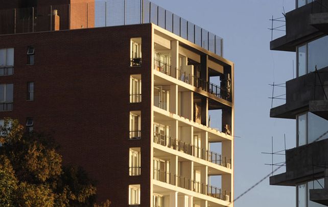 Ayer el edificio continuaba en el mismo estado que el día del estallido. Los pisos superiores mostraban un fuerte deterioro.