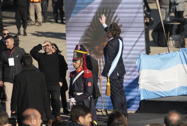 Día de la Bandera: un acto breve, protocolar y lleno de aplausos y silbidos