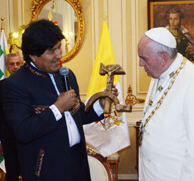 El momento en el que Evo le entrega su polémico obsequio a Francisco.