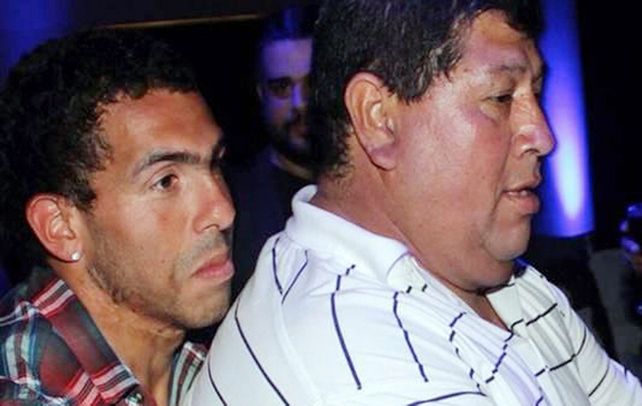 Carlitos y su papá. El futbolista argentino de Juventus de Italia negoció por teléfono y logró que liberaran al padre.