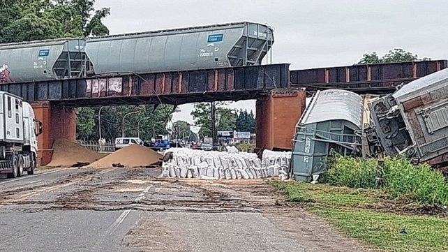 Tres vagones quedaron al costado de la ruta