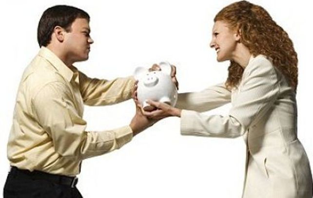 Decretan divorcio porque él no le pasaba dinero y sus amigos del club la ayudaban