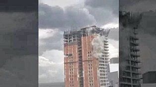 Video: Por los fuertes vientos cayó una grúa de una torre