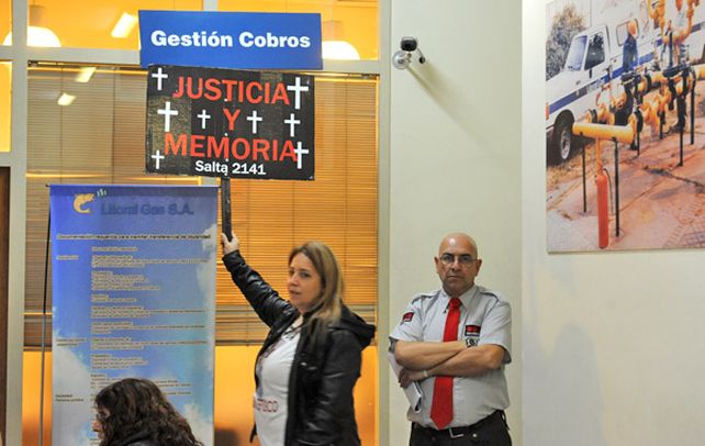 Los familiares de las fallecidos protestaron en la concesionaria.