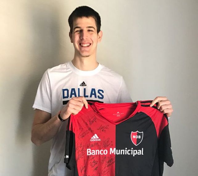 Brussino posó con la camiseta autografiada que le regaló el plantel de Newells.&nbsp;