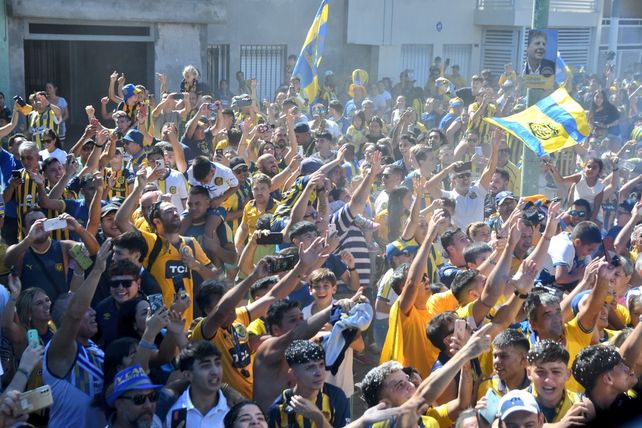 Los hinchas de Central armaron una fiesta en Arroyo Seco en la salida del plantel