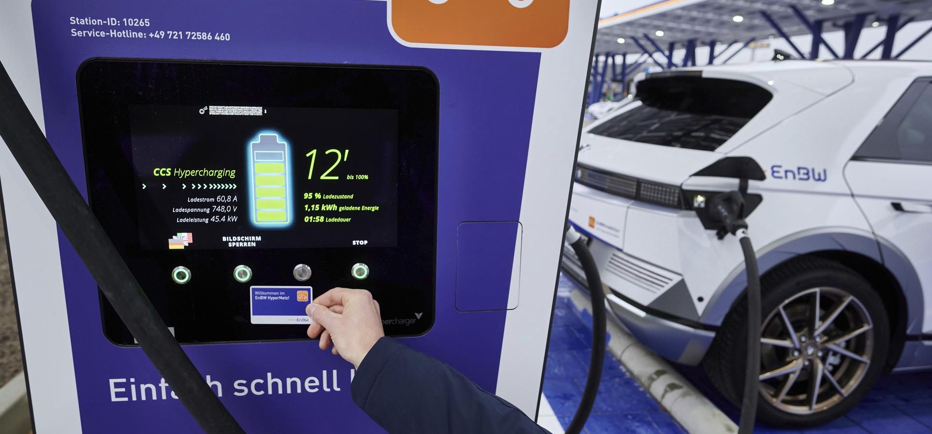Un automóvil eléctrico se carga en un punto de abastecimiento en Kamener Kreuz antes de la apertura del parque de carga rápida más grande para automóviles eléctricos hasta la fecha operado por la compañía de energía EnB en Kamen, Alemania, el martes 14 de diciembre de 2021. Foto:AP