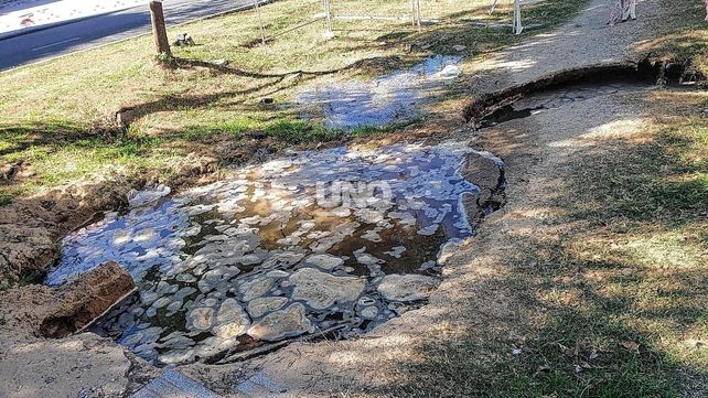 Se agravó el socavón de Urquiza y Bulevar y tuvieron que vallar la zona