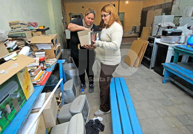 Acomodando. Ahora las autoridades archivan y clasifican los libros y preparan todo el lugar.