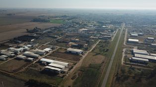 La ciudad de Las Parejas tuvo un marcado crecimiento en los últimos años de la mano de la industria metalmecánica aplicada al agro, de la construcción y de su marcado perfil industrial.