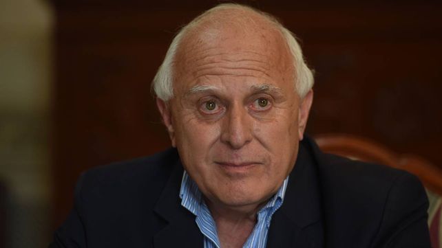 Su vida como funcionario comenzó en 1990