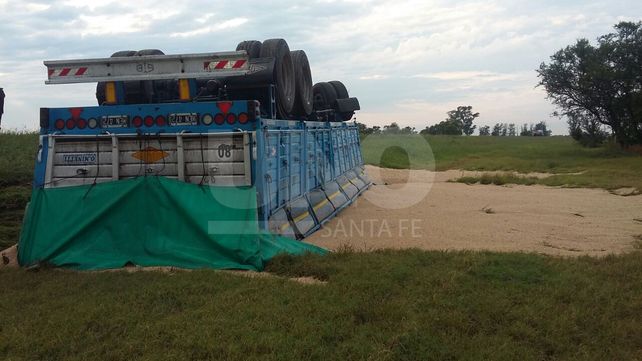 Volcó un camión cargado con 30 toneladas de soja y el chofer resultó ileso