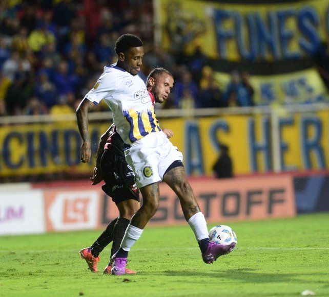Esperan por sus gritos. Abel Hernández tuvo una chance que dio en el palo apenas entró ante Douglas y luego marró el penal.&nbsp;