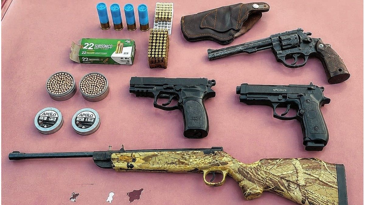 Secuestraron un revólver, municiones y réplicas de armas durante allanamientos por abuso de armas