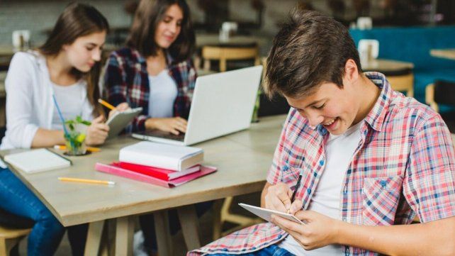 Un proyecto ingresado al Senado propone regular el uso de celulares en las aulas para nivel inicial y primario y restringir su uso en las secundaria