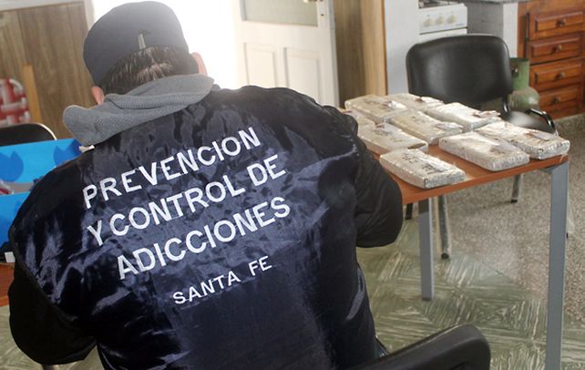 Contando y pesando. El personal antinarcóticos trabajó en una de las viviendas allanadas la tarde de ayer.