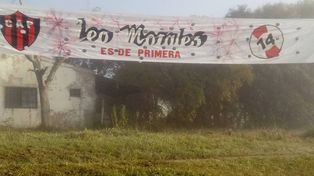 En Villa Urquiza apareció un pasacalle que saluda la llegada de Leonardo Morales a Patronato. Leo Morales es de Primera, se puede leer en el cartel dedicado al nuevo lateral por derecha del Rojinegro.