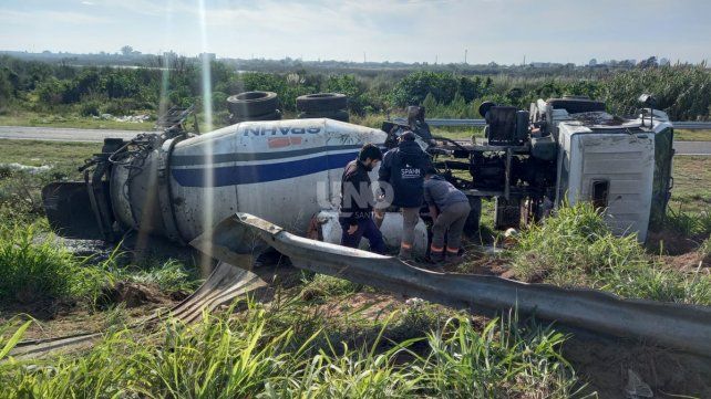 El camión que volcó en el ingreso a la autopista&nbsp;