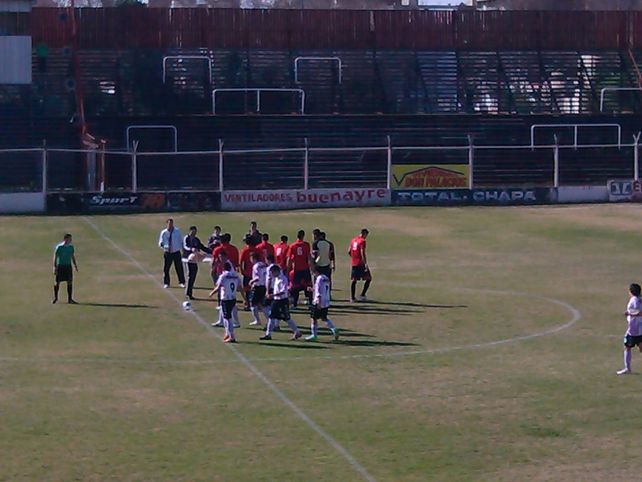 El Charrúa jugará esta tarde su penúltimo partido de local ante Excursionistas. Argentino visitará a Central Ballester y los de Ludueña visitan a Cipolletti en Río Negro.