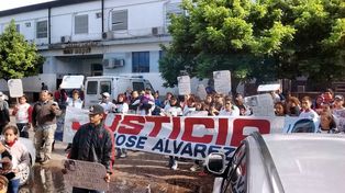 Inquietos. Los familiares del motociclista fallecido se movilizaron varias veces.