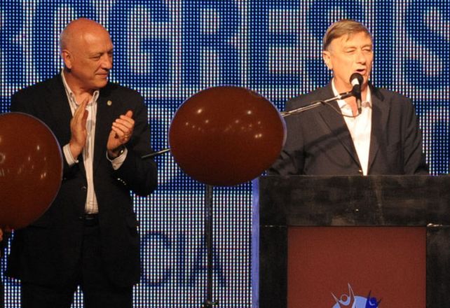 Antonio Bonfatti subió al estrado a festejar junto a Hermes Binner anoche en el búnker del Frente Progresista en el Patio de la Madera (Foto: S. Salinas).