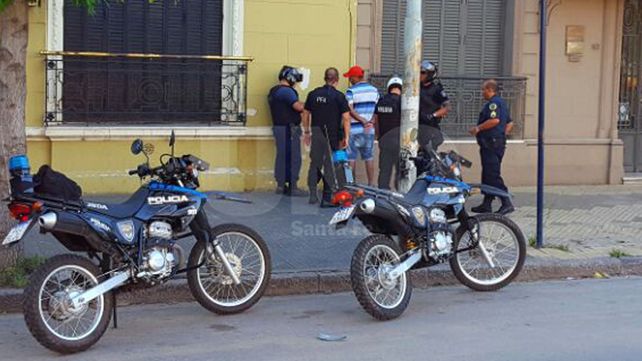 Desesperada. La mujer gritó y las autoridades actuaron enseguida para dar con el muchacho que le había arrebatado la cartera.