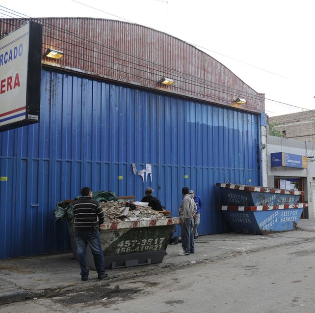 Persianas bajas, rumores y vigilia frente a los súper fuela postal en zona sur