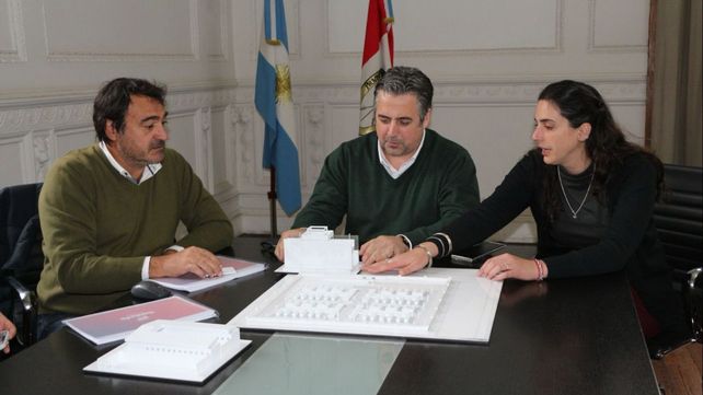 El ministro de Justicia y Seguridad de la provincia Pablo Cococcioni (centro) encabezó la reunión por la nueva cárcel.