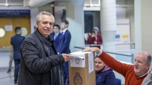 El presidente Alberto Fernández felicitó este lunes a los argentinos por haber ejercido su derecho al voto y saludó a la fórmula ganadora de la interna de UxP