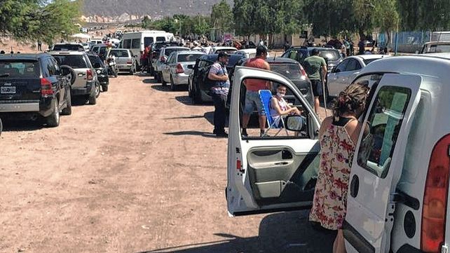 Kilómetros de fila para ver a Argentina contra Brasil