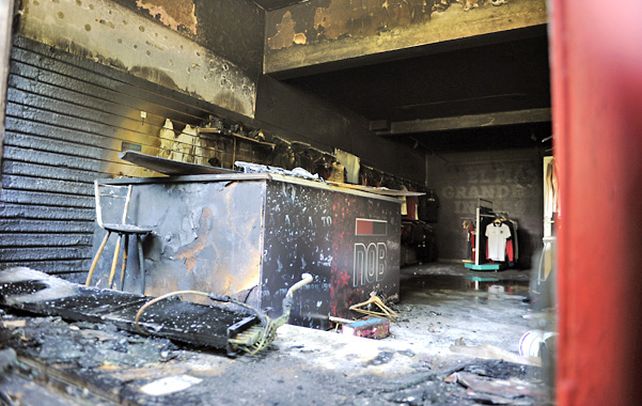 La tienda de Rioja al 2000 fue arrasada por el fuego en la madrugada. “Las pérdidas rondan los 300 mil pesos”