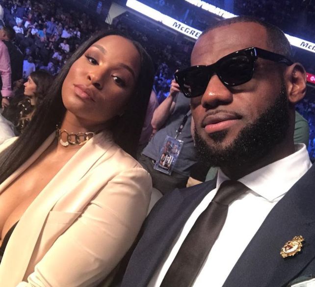 Quién es la mujer del escote que se robó las miradas en Mayweather vs. McGregor