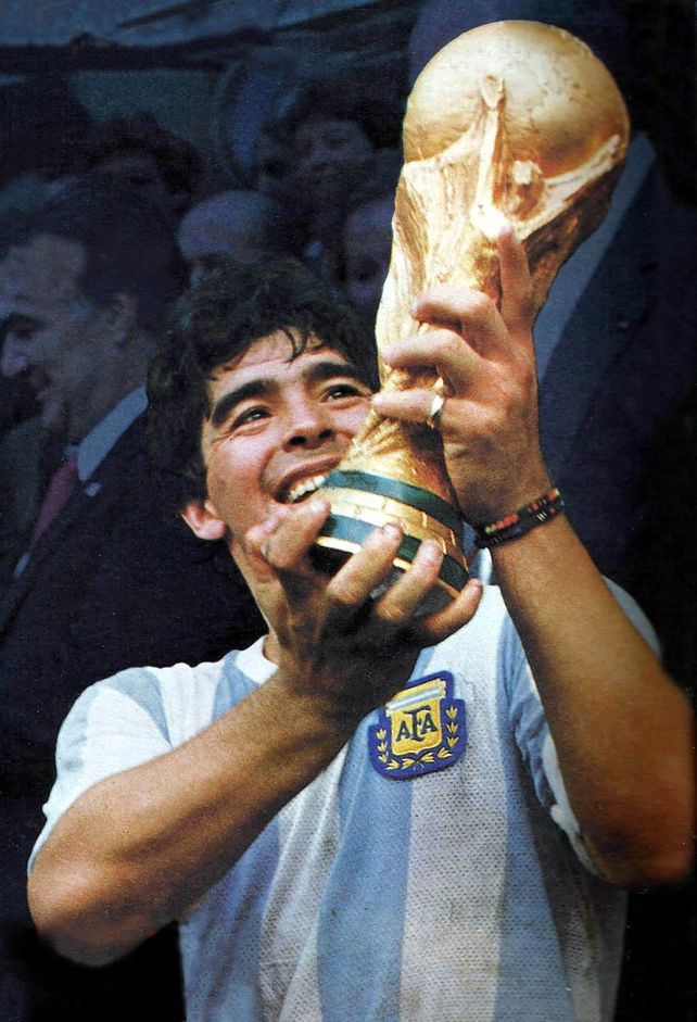 Cumpleaños de Maradona: el amor de sus clubes y los saludos al cielo que serán eternos