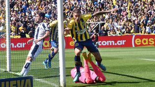 Alan Marinelli celebra el gol del triunfo canalla ante la T.