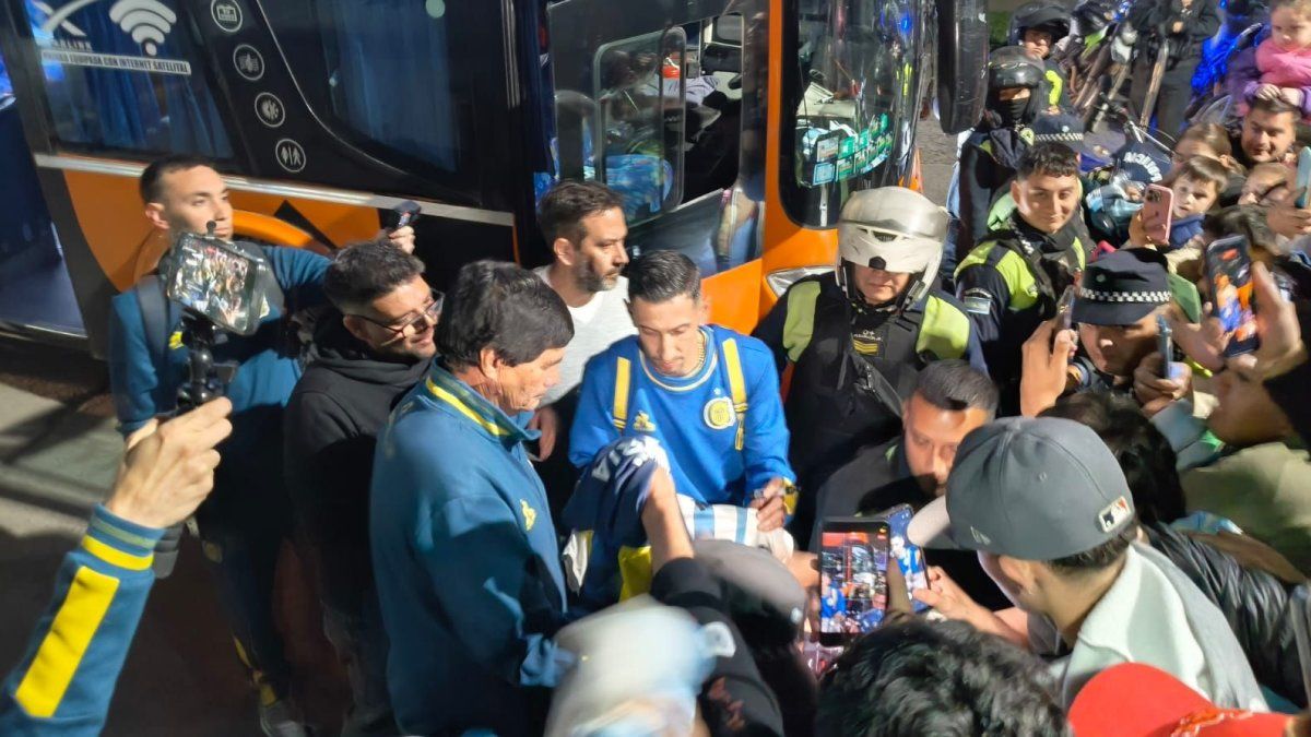 Central ya llegó a Tucumán y su arribo fue con una flor de esperanza
