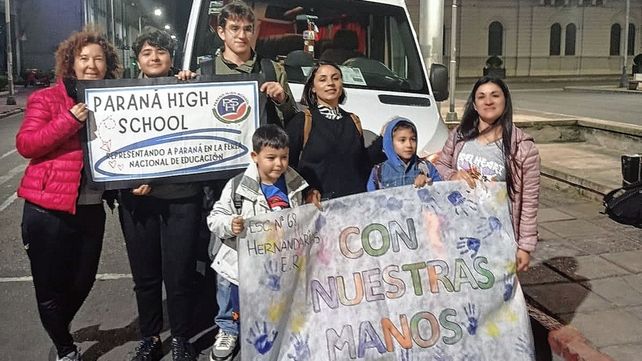 Representantes. De las escuelas Paraná High School y Hernando Arias de Saavedra de Hernandarias.