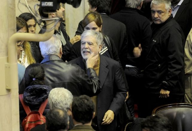 aliviado.&nbsp; El ex ministro de Planificación recibe el saludo de sus  colegas de bancada. En su defensa
