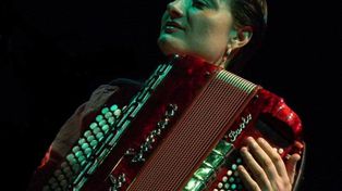 Talento. Es una de las pocas ejecutantes de acordeón que combina este arte con el canto y la composición.