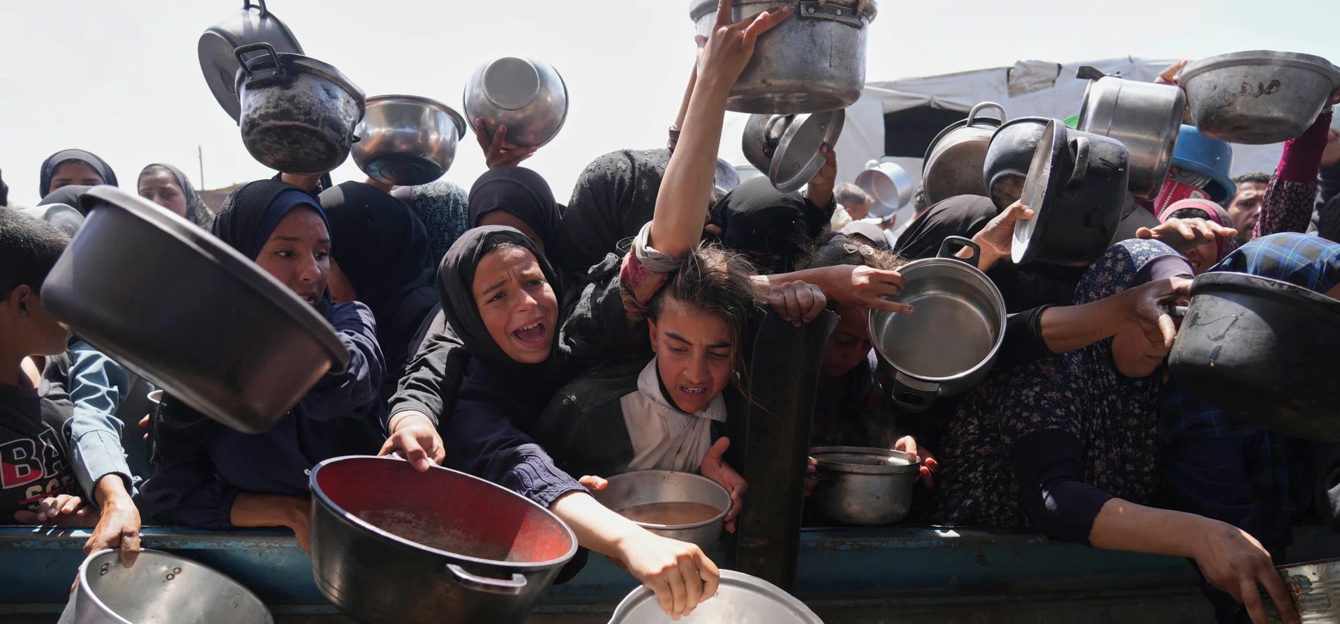 Palestinos claman por alimentos donados en una cocina comunitaria en Khan Younis, Franja de Gaza, Khan Younis, Gaza. Fotografía: Abdel Kareem Hana/AP Palestinos claman por alimentos donados en una cocina comunitaria en Khan Younis, Franja de Gaza, Khan Younis, Gaza. Fotografía: Abdel Kareem Hana/AP