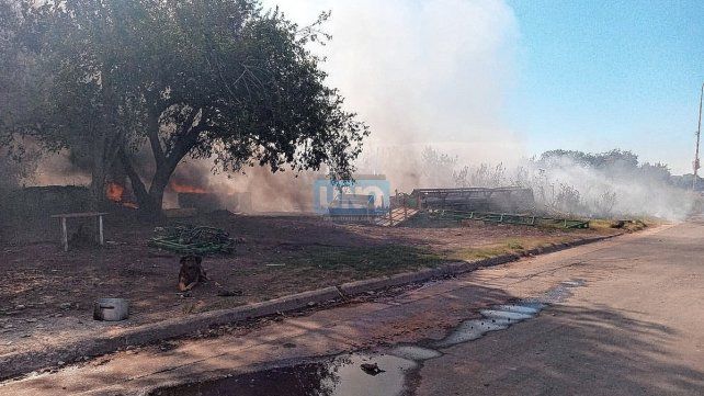 Un Incendio en terrenos puso en peligro varias viviendas