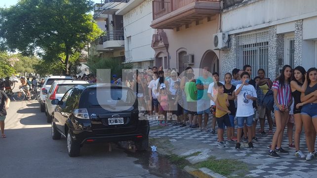 Entre escraches y largas colas, la policía trasladó a un integrante del equipo de youtubers uruguayos