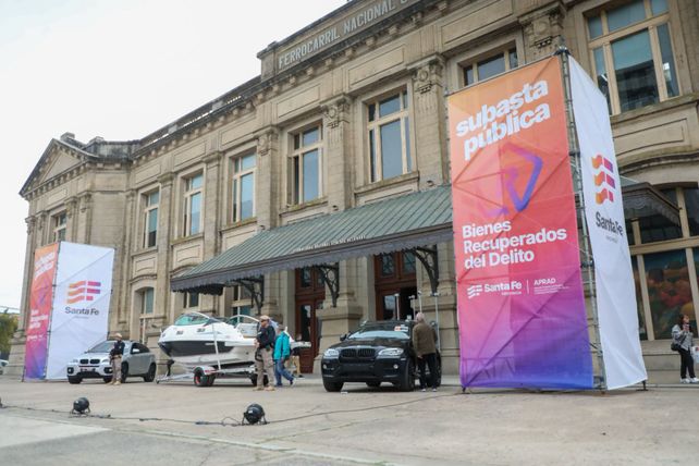 Subasta de bienes decomisados al delito: a cuánto se remataron los vehículos de alta gama y la lancha